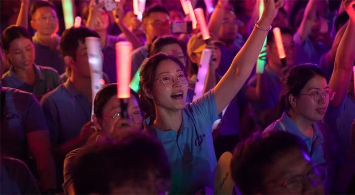 星空娱乐-看台激情：球迷应援点燃全场氛围