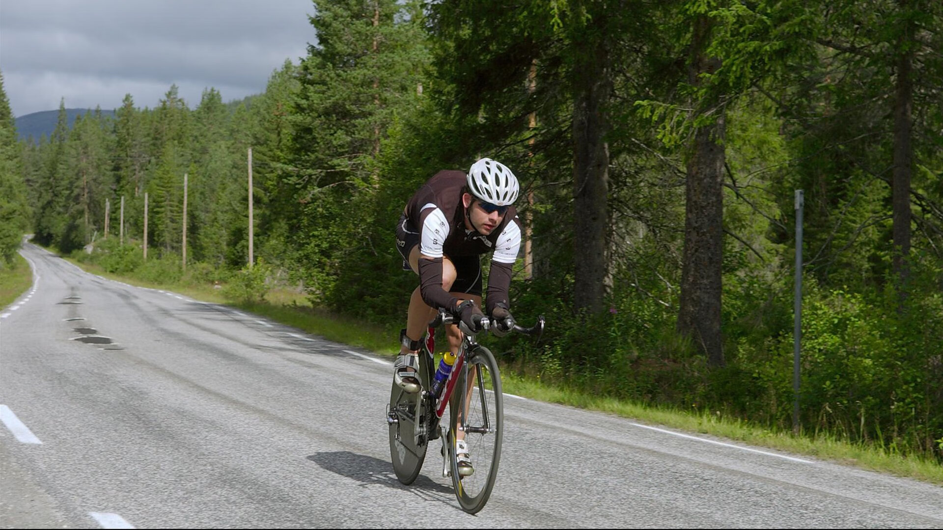 _雪地摩托极限赛：冰天雪地中的速度狂欢_，雪地摩托好玩吗