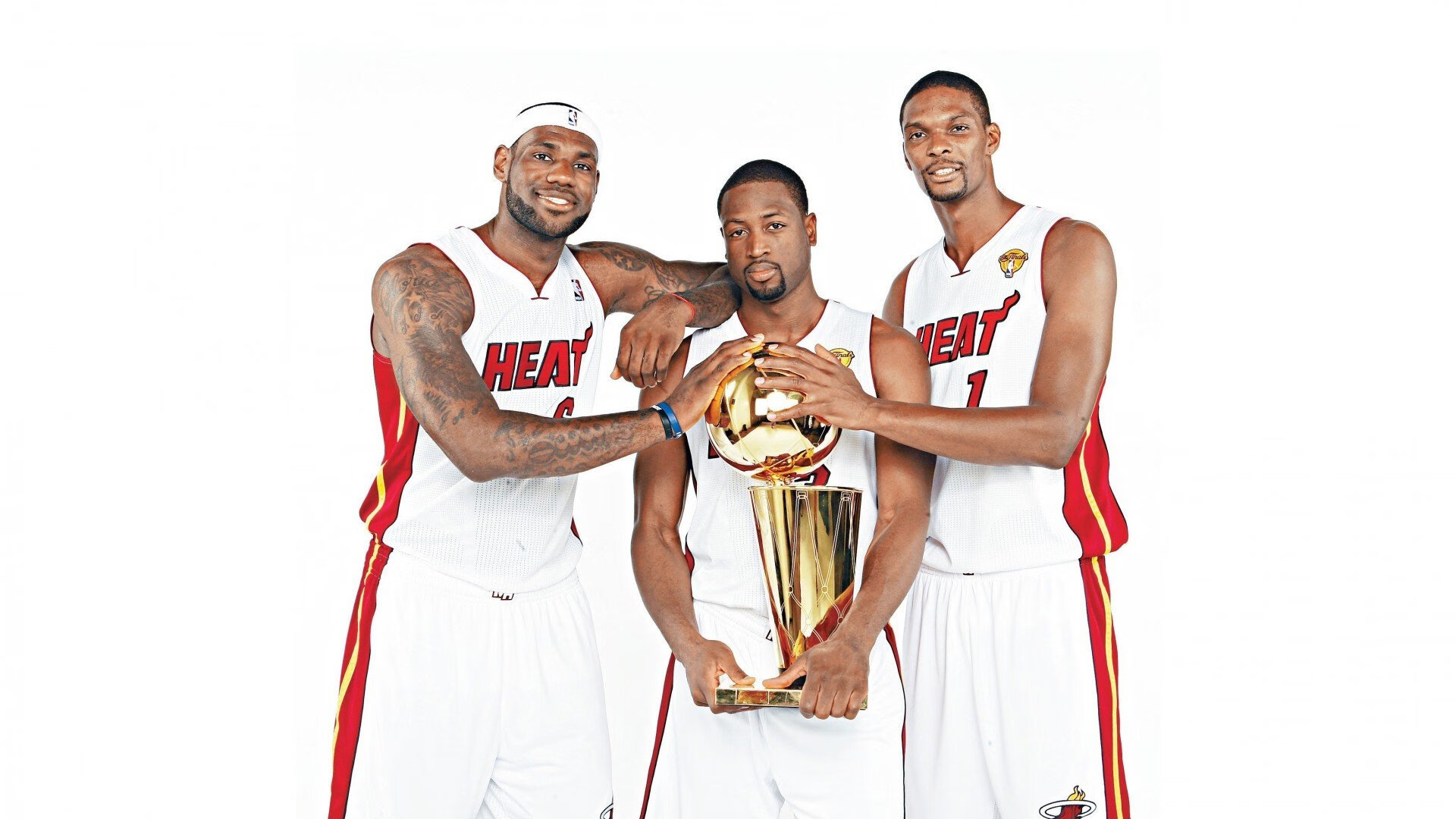 【转会动态】球队引援引发粉丝热议，球队转会费